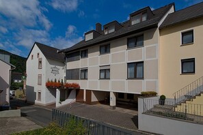 A hotel with a central courtyard, multiple balconies, and a staircase leading to the upper floors. - Hotel Restaurant Schütz (Trier)