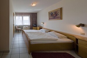 Escritorio, wifi gratis y ropa de cama