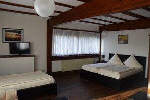 Triple Room | Desk, free WiFi, bed sheets - Hotel Restaurant Schütz (Trier)