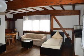 Desk, free WiFi, bed sheets - Hotel Restaurant Schütz (Trier)