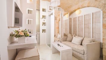 Luxury-Suite, Stadtblick (SUITE ARCO nella Grotta) | Wohnbereich | 43-Zoll-Flachbildfernseher mit Digitalempfang, Fernseher, Pay-TV