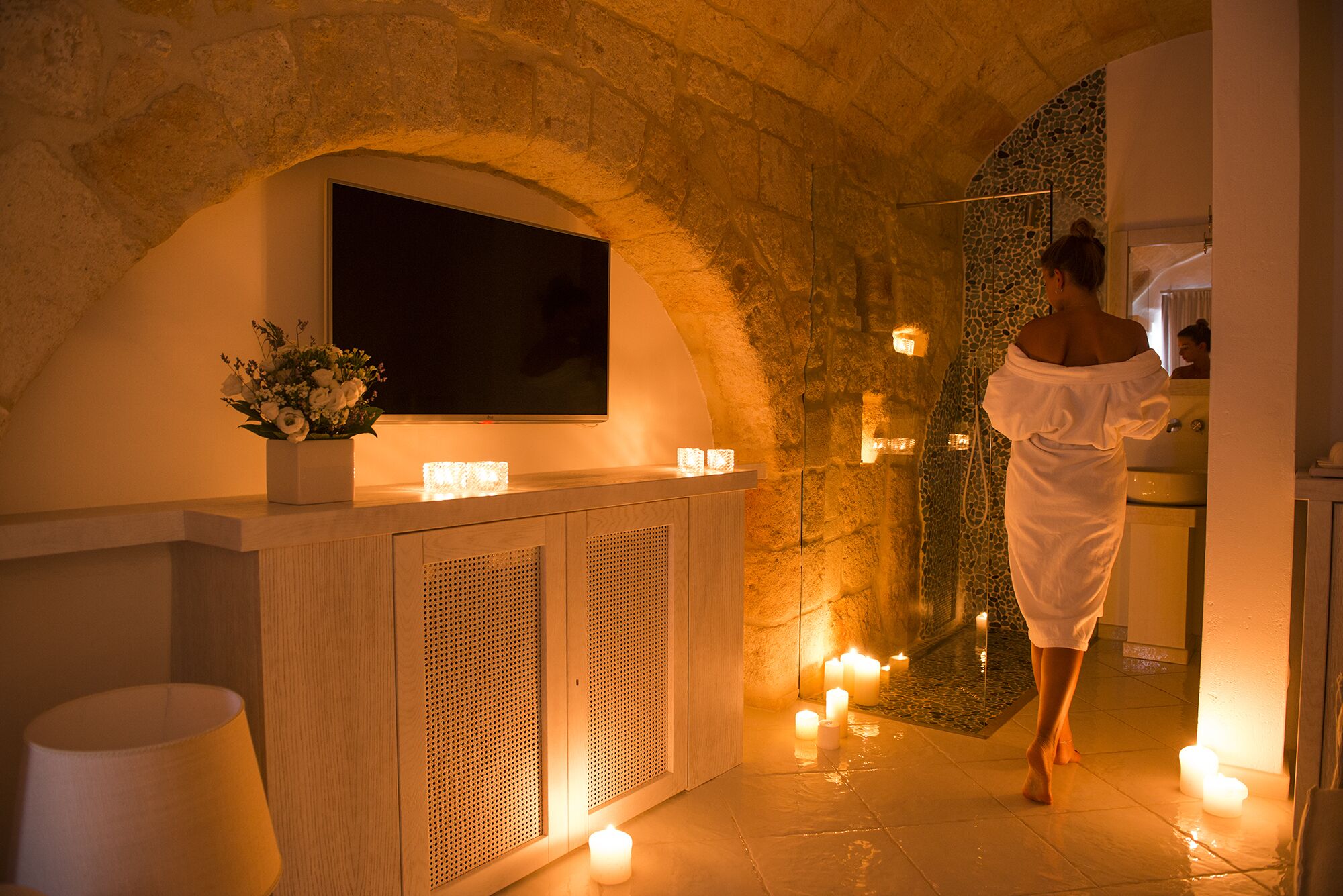 Suite luxueuse, vue sur la mer | Salle de bain | Douche, douche cascade, articles de toilette griffés, séchoir à cheveux