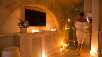 Suite luxueuse, vue sur la mer | Salle de bain | Douche, douche cascade, articles de toilette griffés, séchoir à cheveux