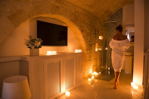 Suite Luxury, vista mare | Bagno | Doccia, soffione a pioggia, set di cortesia firmato, asciugacapelli