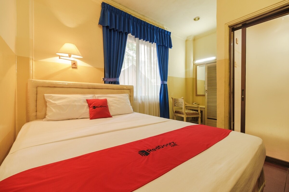 Desk, WiFi (free), bed sheets