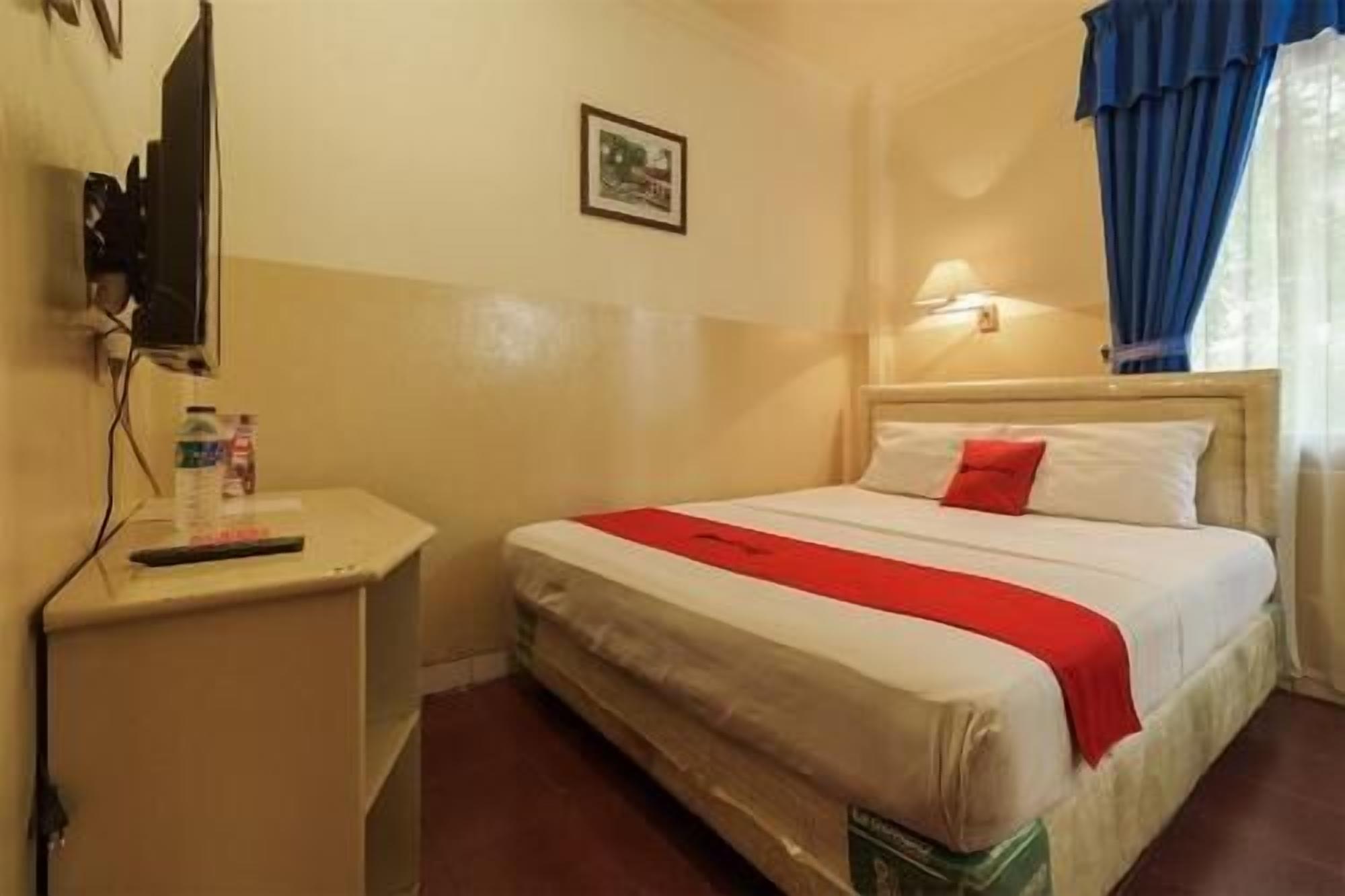Escritorio, wifi gratis y ropa de cama 