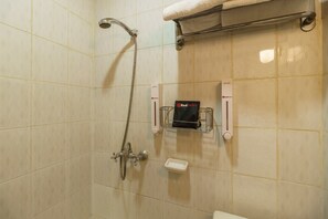 Regadera, amenidades de baño gratuitas, toallas 