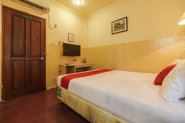 Desk, free WiFi, bed sheets