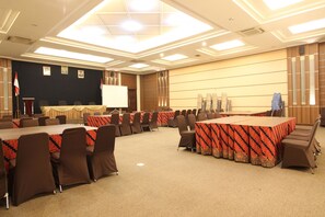 Meeting facility - Reddoorz Premium @ Slamet Riyadi 2 (Surakarta)