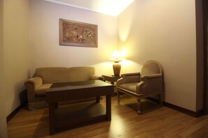 Desk, free WiFi, bed sheets - Reddoorz Premium @ Slamet Riyadi 2 (Surakarta)