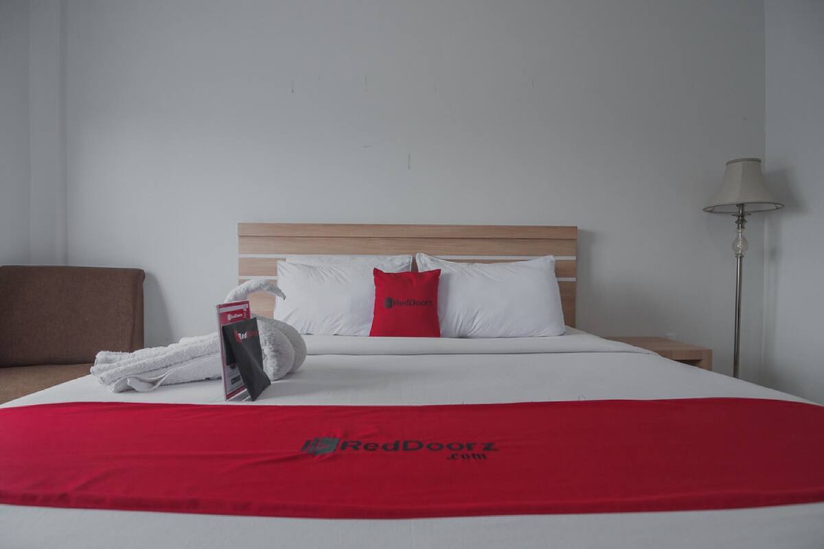 Desk, free WiFi, bed sheets