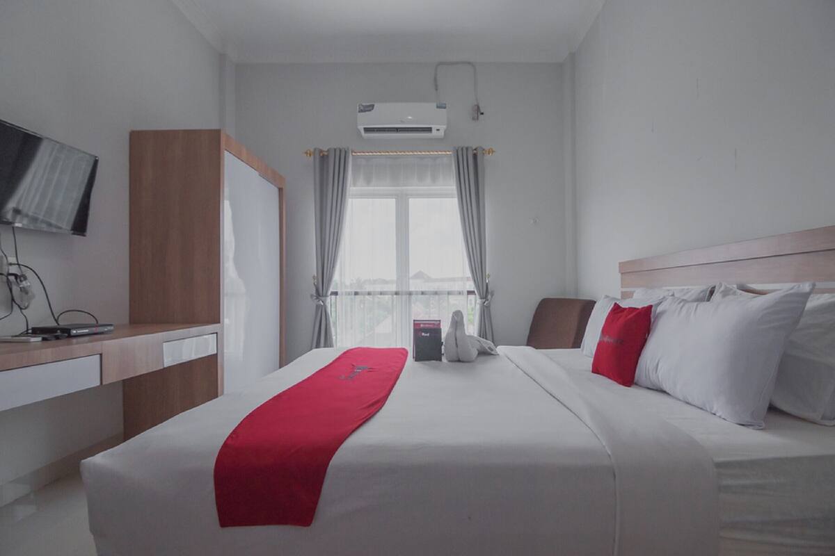 Desk, free WiFi, bed sheets