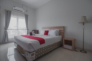 Desk, free WiFi, bed sheets - RedDoorz near Hermes Place Polonia Medan (Medan)