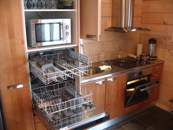 Una cocina equipada con lavavajillas, microondas y horno.