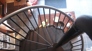 En spiraltrappe med gelænder og metalspind.