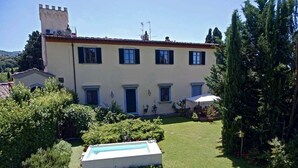 A two-story building with a swimming pool, a garden, and a lawn. - Villa Il Colle (Bagno a Ripoli)