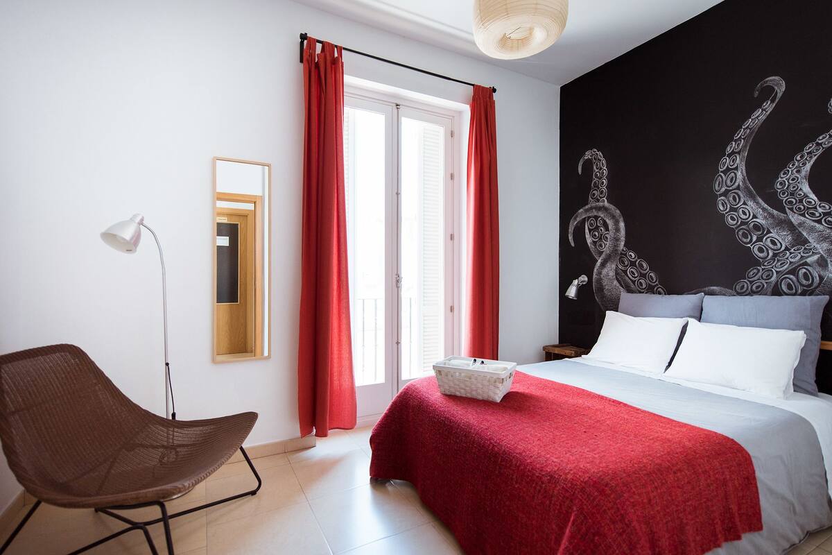 Double Room, Shared Bathroom | WiFi (free), bed sheets