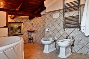 Appartement Confort, 2 chambres, vue montagne | Salle de bain | Sèche-cheveux, peignoirs, bidet, serviettes fournies
