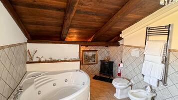 Appartamento Comfort, 2 camere da letto, vista montagna | Bagno | Asciugacapelli, accappatoio, bidet, asciugamani