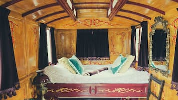 Quarto casal romântico (ROSIE THE GYPSY WAGON) | Individualmente decorados, individualmente mobiliados