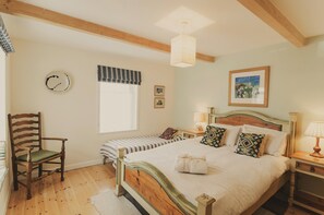Habitación doble, planta baja | Decoración personalizada y muebles diferentes 