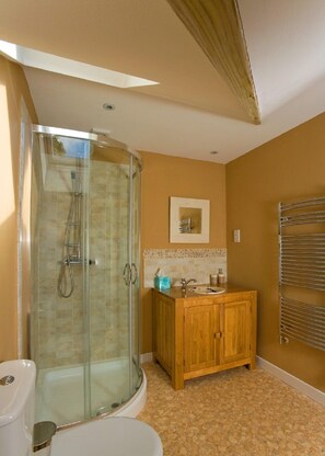 Habitación doble Deluxe (THE HAYLOFT, UPSTAIRS) | Baño | Amenidades de baño gratuitas y toallas 
