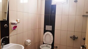 A bathroom with a toilet, sink, and shower. - Aslan Apart Otel (Aydincik)