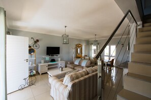 Family House | Living room | 0-cm flat-screen TV with cable channels, TV