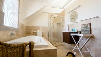 Rumah Keluarga | Kamar mandi | Bathtub dan shower terpisah dan bathtub dengan aliran air