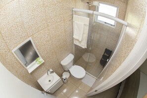 Ducha, artículos de tocador gratuitos, secador de pelo, toallas