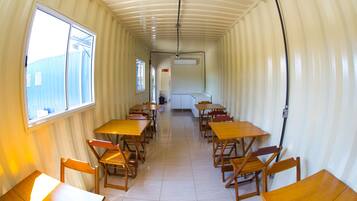 Café da manhã com buffet grátis todos os dias