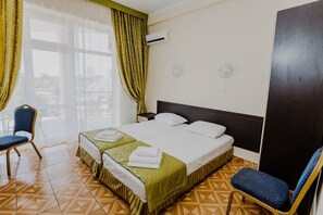 Kamar Triple | Brankas, meja kerja, setrika/meja setrika, dan Wi-Fi gratis