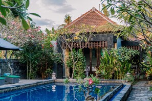 Kolam renang outdoor, dengan kursi berjemur