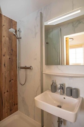 Chambre de base double, salle de bain privée, vue sur la montagne | Salle de bain
