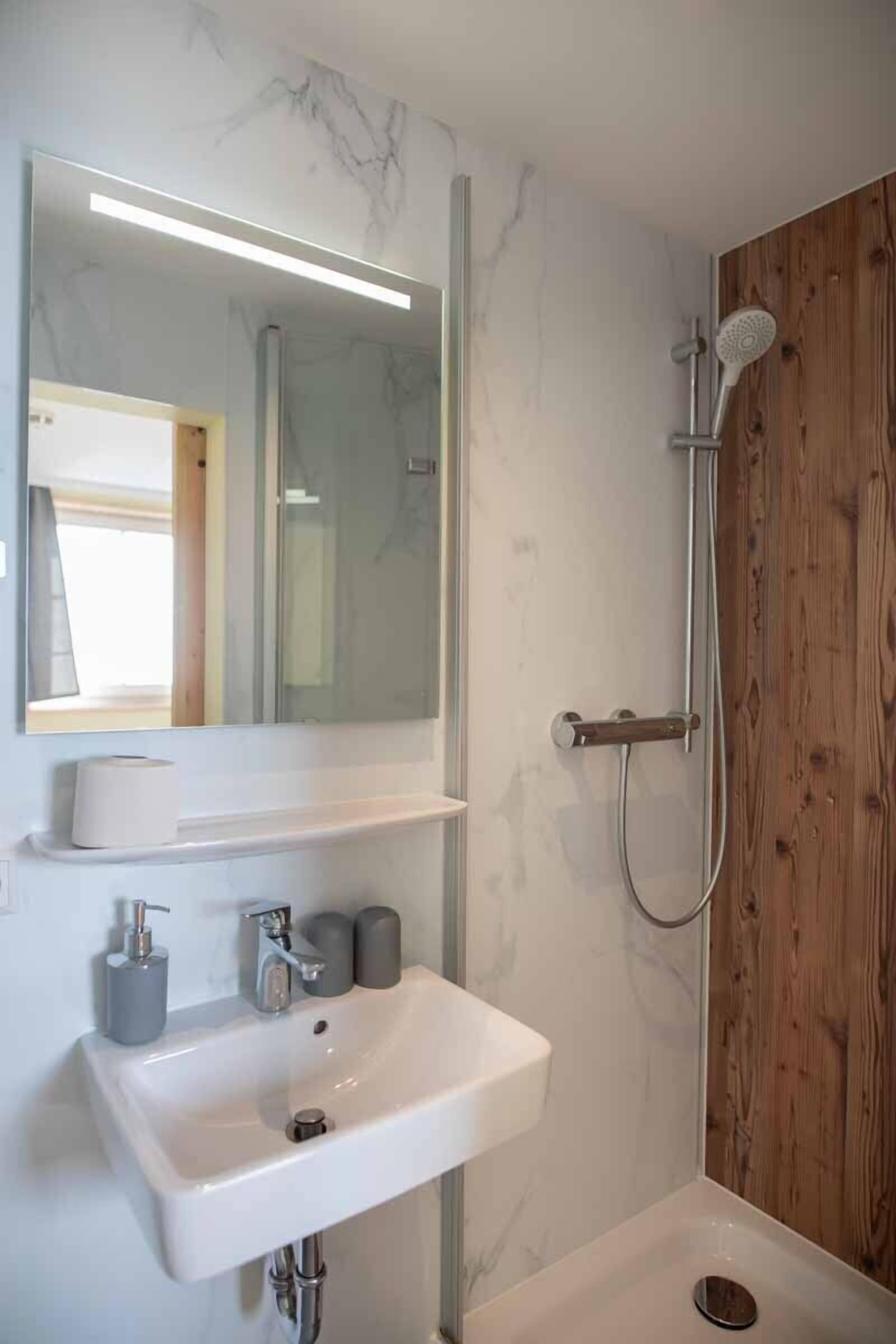 Basic Double Room, Private Bathroom, Mountain View | Bathroom