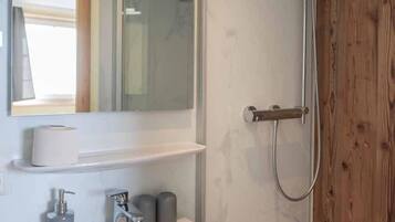 Basic Double Room, Private Bathroom, Mountain View | Bathroom