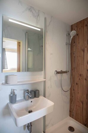 Basic Double Room, Private Bathroom, Mountain View | Bathroom - Hochwaldbaude (Oybin)