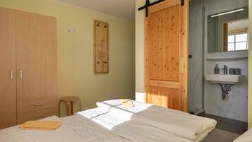 Basic Double Room, Private Bathroom, Mountain View | Room amenity