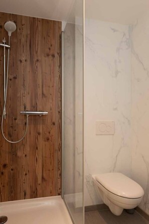 Gemeinsamer Basic-Schlafsaal, eigenes Bad, Bergblick | Badezimmer