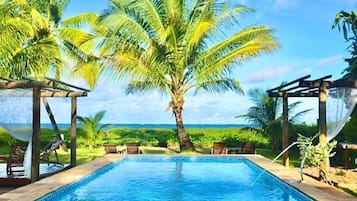 Piscina con cascata