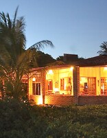 Fachada de la propiedad por la tarde o noche