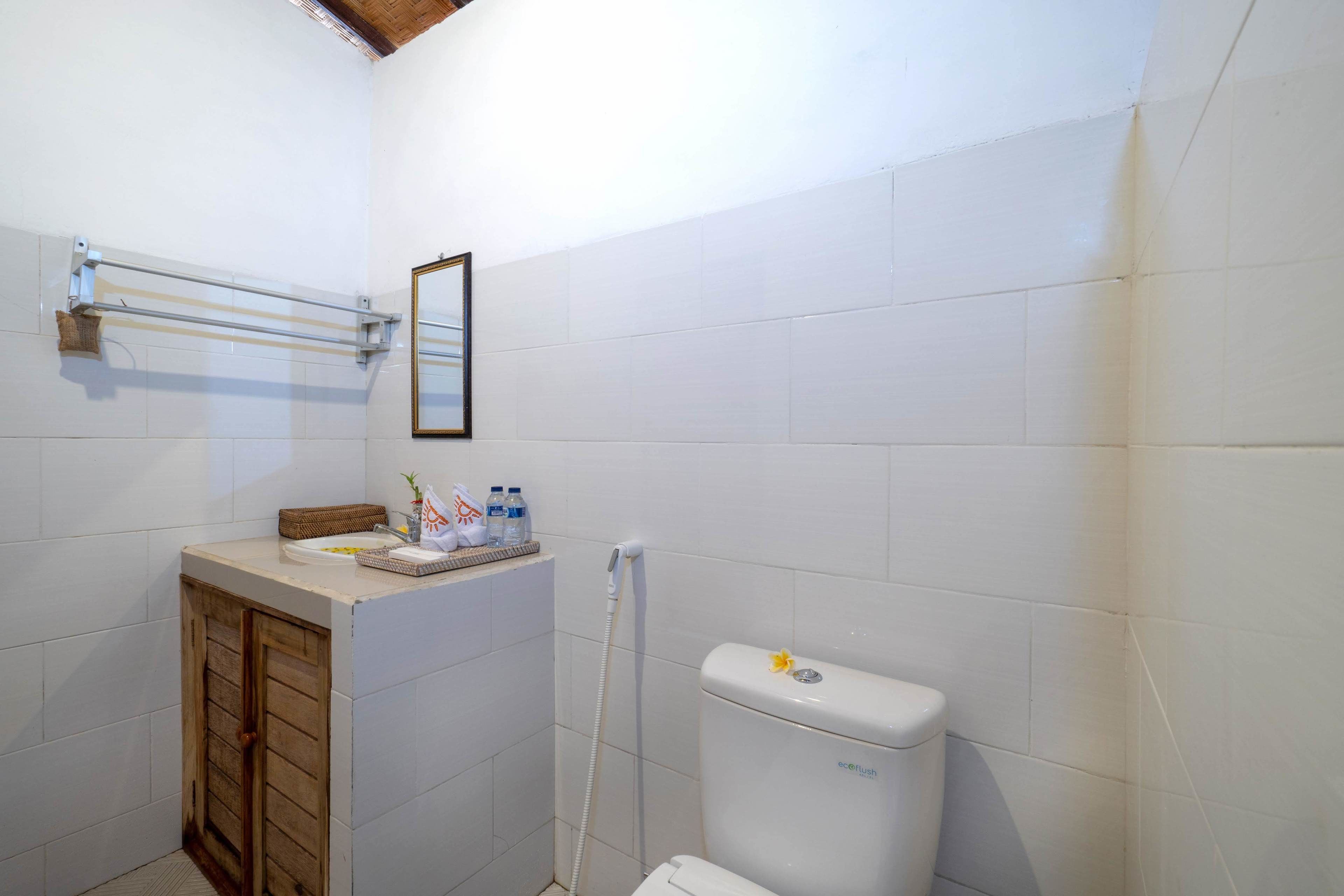 Un bagno piccolo con un water, un lavandino e una doccia.