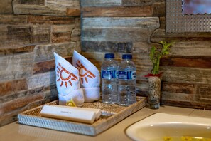 Deluxe Bungalow, 1 Bedroom, Pool View | Bathroom | Shower, free toiletries, bidet, towels - Sundi Villa Penida (Penida Island)