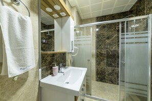 Deluxe Apartment, Sea View | Bilik Mandi | Pancuran mandi, kelengkapan dandanan diri percuma, pengering rambut 