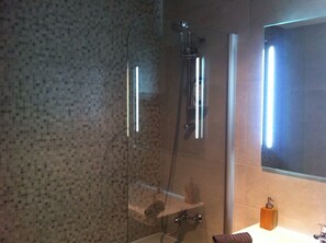 Deluxe Apartment | Bathroom | Combined shower/bathtub, deep-soaking bathtub, free toiletries