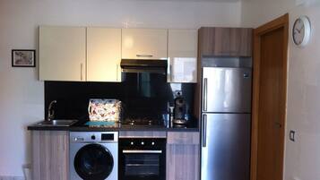 Appartement Deluxe | Cuisine privée | Grand réfrigérateur, four, plaque de cuisson, cafetiÚre/bouilloire