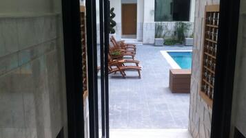 2 piscines extérieures, parasols de plage, chaises longues