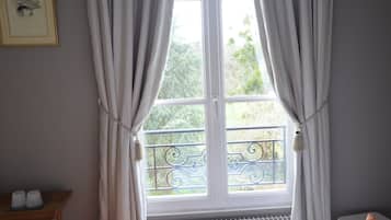 Premium Double Room, Accessible, Private Bathroom (Chambre Taupe) | 1 bedroom