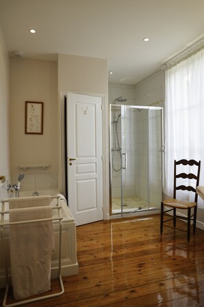 Deluxe Double Room, Private Bathroom (Chambre Bleue) | Bathroom - Le Bas Manoir - Chambres D'hôtes (Bretteville-sur-Odon)