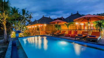 Kolam renang outdoor, dengan kursi berjemur